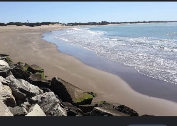 Increíble aparición de algas rojas en las playas de Quequen