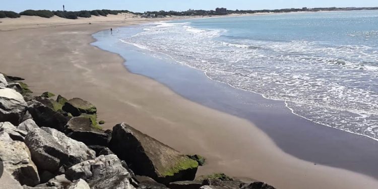 Increíble aparición de algas rojas en las playas de Quequen