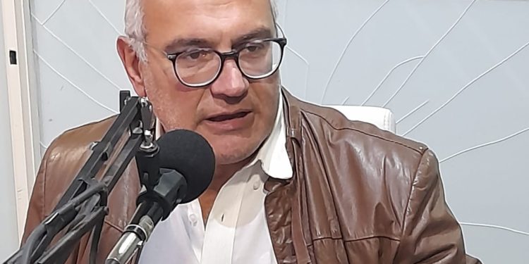 Leo “si caminamos entre los lobos marinos, el virus puede penetrar en la ropa”