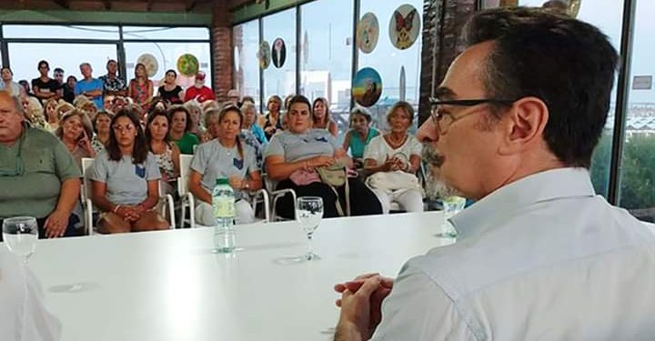 El escritor Federico Andahazi estuvo en Necochea y atrapó el interés de la gente