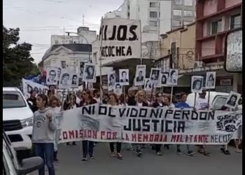 Numerosas personas en el acto central por el Dia de la Memoria