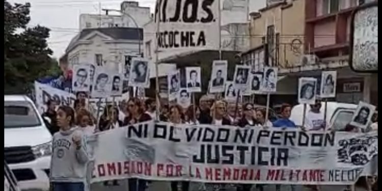 Numerosas personas en el acto central por el Dia de la Memoria