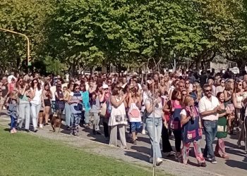 Multitudinaria manifestación de  docentes en apoyo a Moroti Arocena