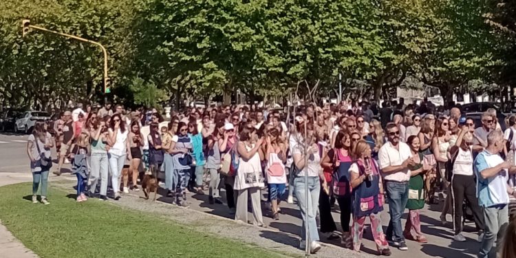Multitudinaria manifestación de  docentes en apoyo a Moroti Arocena