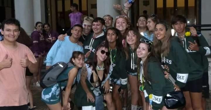 Los jóvenes celebraron toda la noche el “Ultimo Primer Dia”