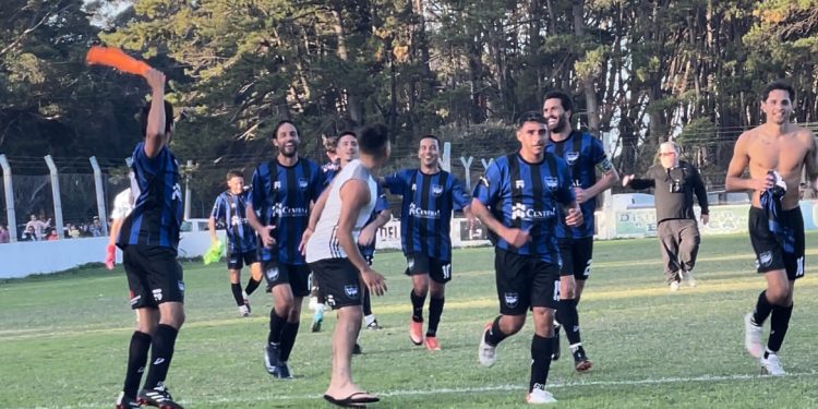 Villa del Parque se quedó con el clásico y su gente no para de festejar