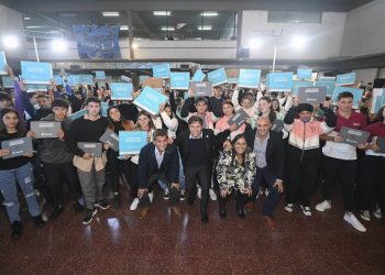 Conectar Igualdad. Kicillof en Lobería. Se entregaron 168 computadoras personales a estudiantes