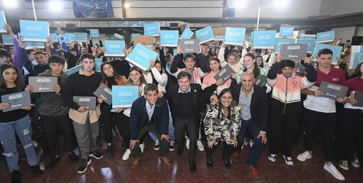 Conectar Igualdad. Kicillof en Lobería. Se entregaron 168 computadoras personales a estudiantes