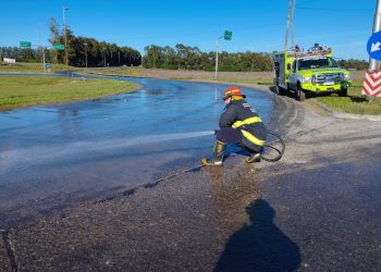 Volcó un camion con tambores de miel. La ruta está cortada