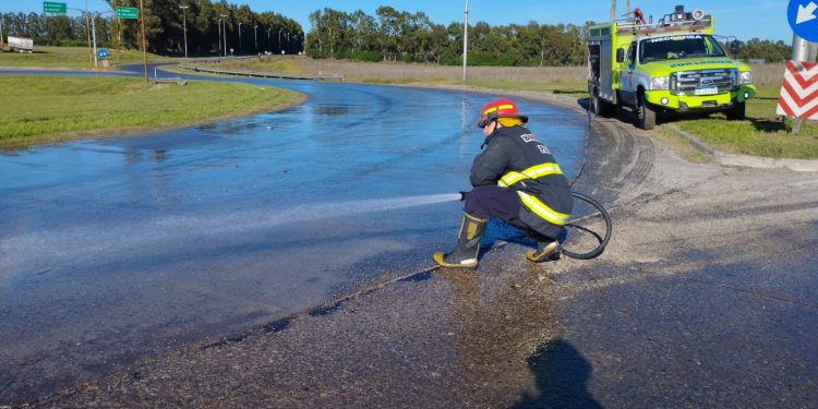 Volcó un camion con tambores de miel. La ruta está cortada