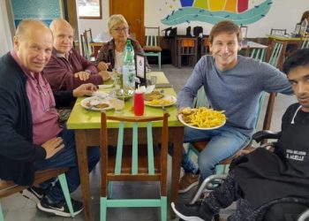 Grata visita en la cantina “El Muelle”