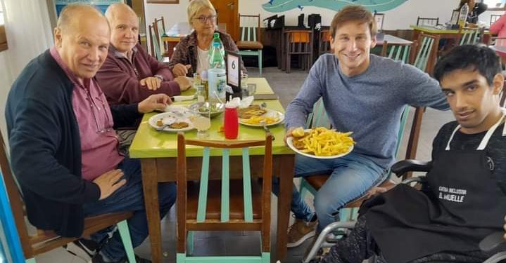 Grata visita en la cantina “El Muelle”