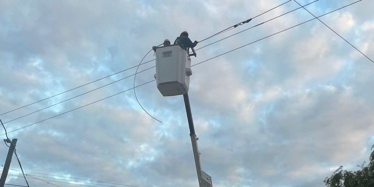 Hechos vandalicos y robos, está madrugada en la red eléctrica de media y baja tensión. La Cooperativa trabaja activamente para reparar los daños.