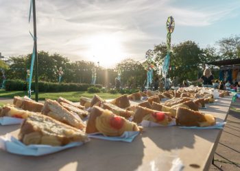 Una multitud celebró la Pascua en la plaza con una rosca de 140 metros.
