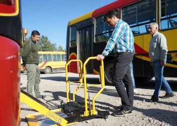 Los micros urbanos incorporan rampas inclusivas y el Intendente observó las unidades