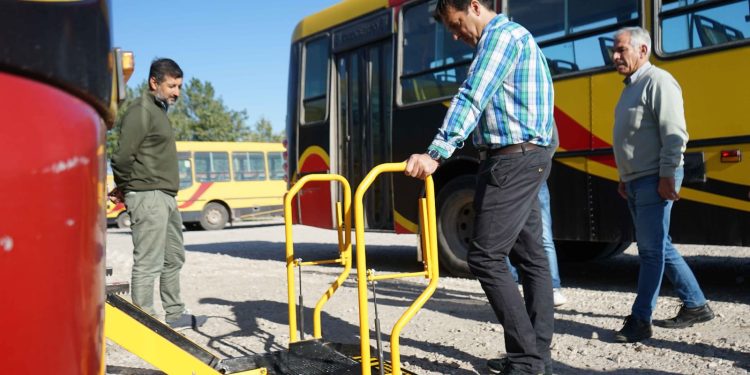 Los micros urbanos incorporan rampas inclusivas y el Intendente observó las unidades