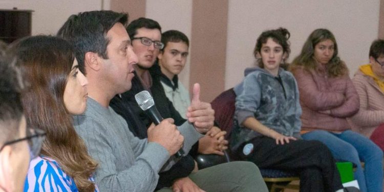 Para apoyar a los jóvenes estudiantes, el municipio decidió ampliar el cupo de las Becas Educativas