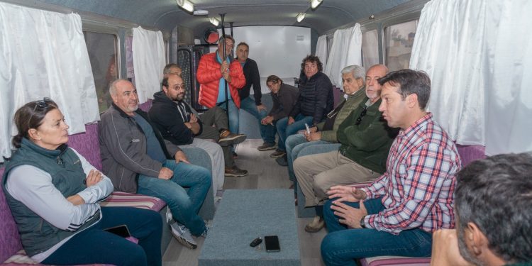 En una nueva jornada de la Oficina Móvil, el intendente Arturo Rojas llegó esta tarde con su equipo de funcionarios, al Barrio Parque para entrevistarse con los vecinos.