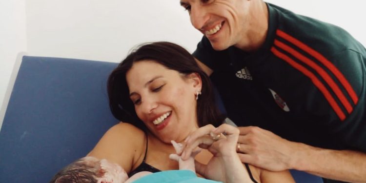 La necochense Juliana Lombardi y el volante de River, “Nacho” Férnandez fueron papás