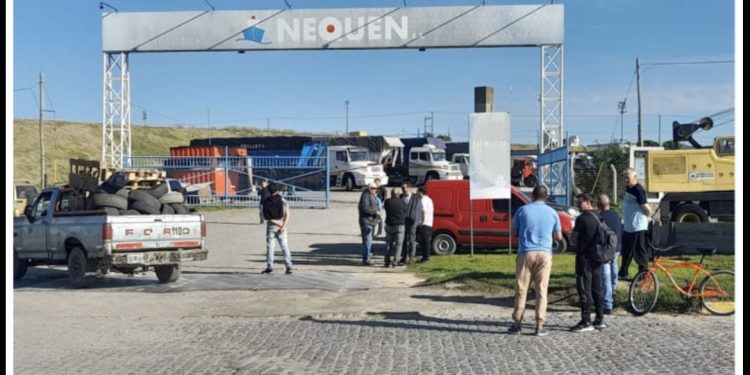 Fuerte Protesta en Puerto Quequén: El Sindicato de Empleados de Comercio se encuentra tomando la entrada del área de logística de Nequen