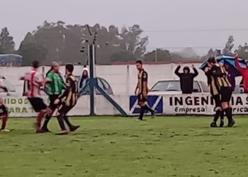 En un final con escándalo, Newbery superó a Huracán 3 a 2. Errores, protagonismo del árbitro y un técnico en el Hospital