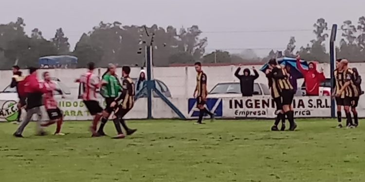 En un final con escándalo, Newbery superó a Huracán 3 a 2. Errores, protagonismo del árbitro y un técnico en el Hospital