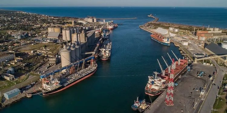 Puerto Quequén avanza hacia el retorno del tren de cargas con el apoyo de la región