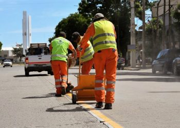 Un oferente en pie para demarcar avenidas y calles principales de la Villa balnearia
