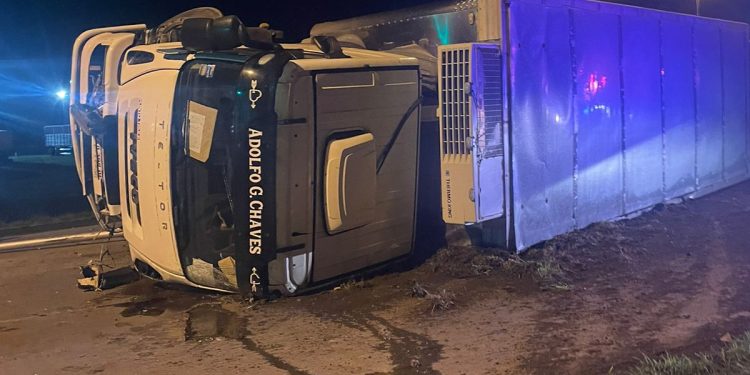 Vuelco en la rotonda de la Ruta 86: Dos personas resultaron con heridas leves