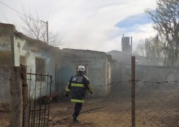 Acción solidaria de Cardinal Sur por una familia necochense que se le incendió su casa