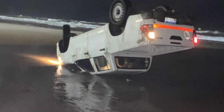 Volcó una camioneta a orillas del mar