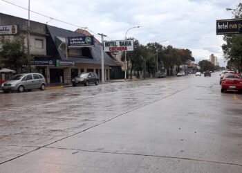 Garúa ¡Qué noche llena de hastío y de frío!