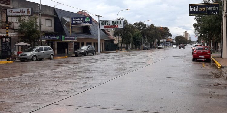 Garúa ¡Qué noche llena de hastío y de frío!
