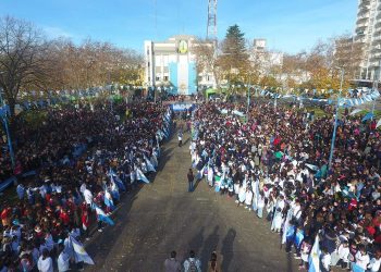 Las chicas y los chicos 4° año de primaria de todo el Distrito hicieron su promesa de lealtad a la bandera
