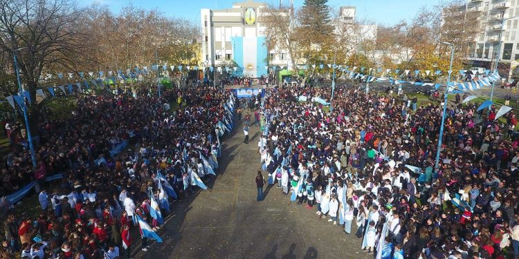 Las chicas y los chicos 4° año de primaria de todo el Distrito hicieron su promesa de lealtad a la bandera