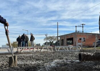 Avanza a paso firme la pavimentación de la Avenida 43. Una obra anhelada de décadas
