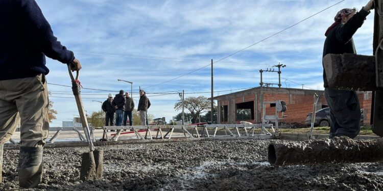 Avanza a paso firme la pavimentación de la Avenida 43. Una obra anhelada de décadas