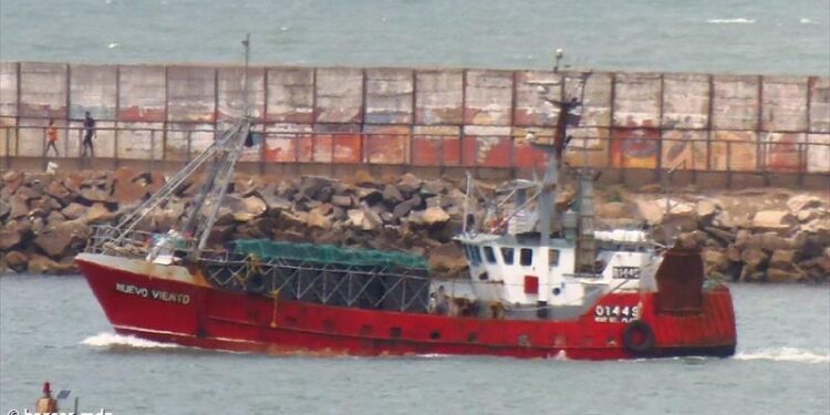 Desesperada búsqueda de un marinero que cayó desde un barco pesquero en Chubut