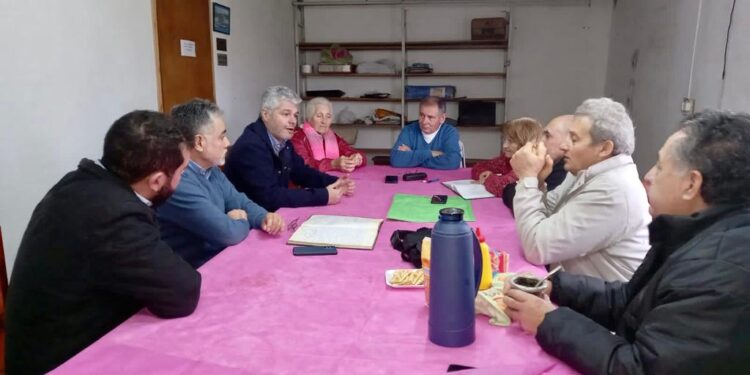 Mauro Velázquez visitó la Junta Vecinal del Barrio 9 de Julio y luego se reunió con la comisión directiva del Club Ministerio