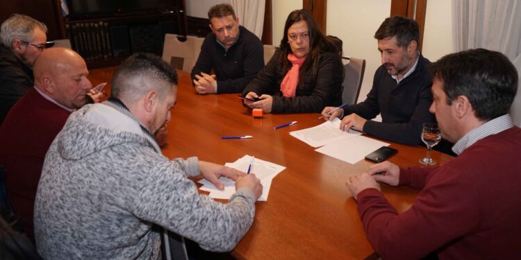 El Ejecutivo acordó nuevo aumento para los trabajadores municipales, que llegan a un acumulado del 50,92%