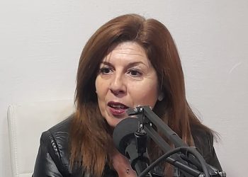 La escritora local Nancy Almassio este sabado en Loberia en una mesa literaria