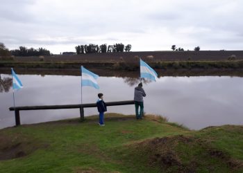 Como cada fecha patria, el Paseo de la Ribera se viste con los colores argentinos