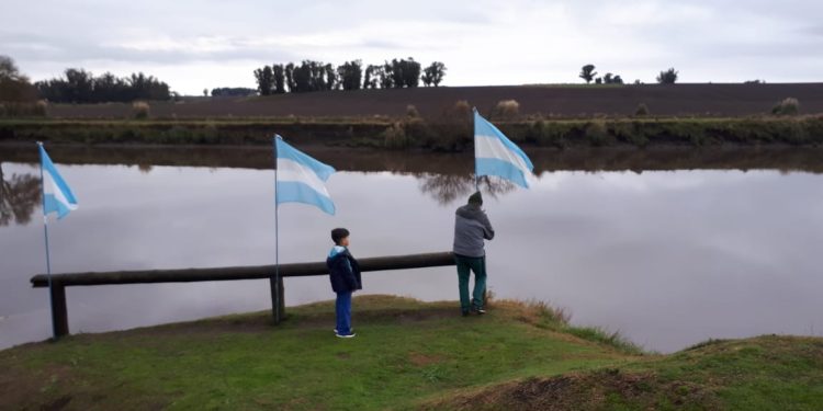 Como cada fecha patria, el Paseo de la Ribera se viste con los colores argentinos