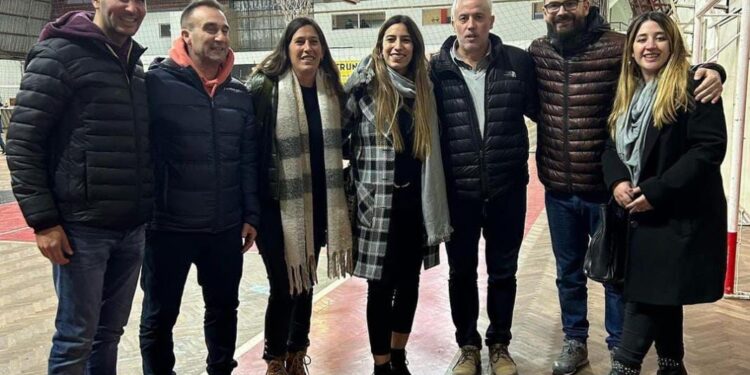 Martín Migueles y Aldana Echevarría con instituciones deportivas de Necochea