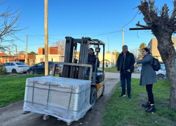 Mauro Velázquez y la ONG “Construyendo Puentes” entregaron pisos para un comedor de Quequén