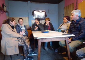Mauro Velázquez y equipo continúan dialogando con vecinos de Quequén