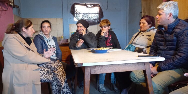 Mauro Velázquez y equipo continúan dialogando con vecinos de Quequén