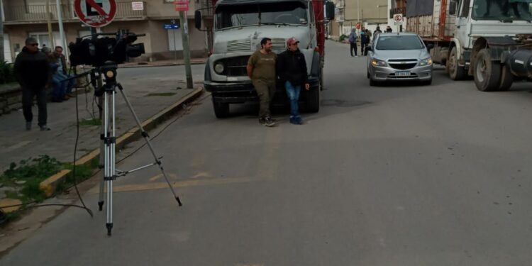 La Justicia liberó a los acusados de agredir a dos hombres frente a Tom Jones. Fuerte protesta de las víctimas