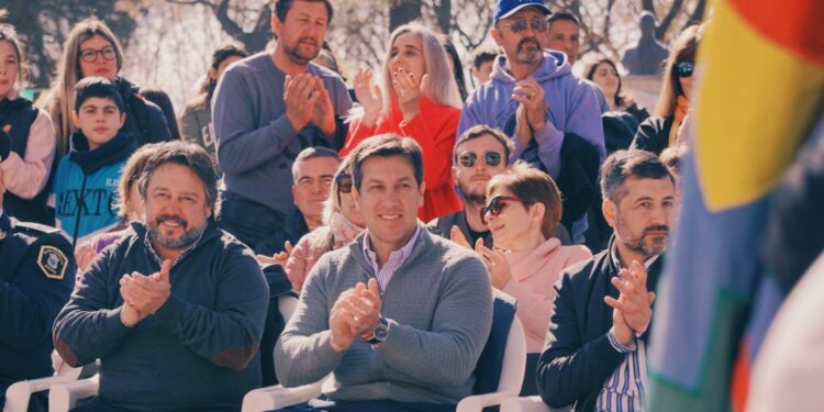 Emotivo y multitudinario desfile por el 169° Aniversario de Quequén. Transmisión en directo de Diario NQ