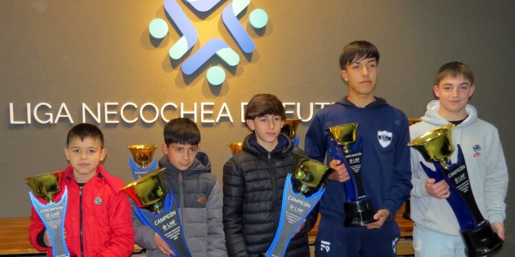 Entrega de premios a los campeones y subcampeones del futbol Infantil